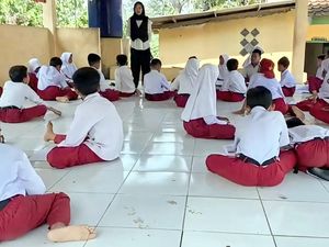 Pilu Siswa di Sukabumi, Belajar di Lantai Keramik yang Dingin