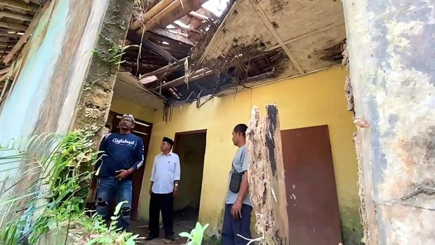 Siswa belajar di lantai aula gegara ruang kelas sekolah di Sukabumi