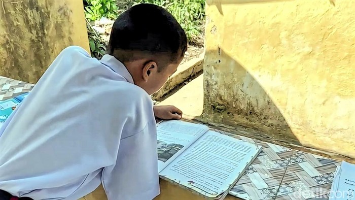 Siswa kelas V SDN Ciaripin, Kecamatan Ciambar, Kabupaten Sukabumi, terpaksa belajar di aula serbaguna milik sekolah karena ruang kelas rusak