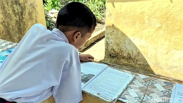Siswa kelas V SDN Ciaripin, Kecamatan Ciambar, Kabupaten Sukabumi, terpaksa belajar di aula serbaguna milik sekolah karena ruang kelas rusak