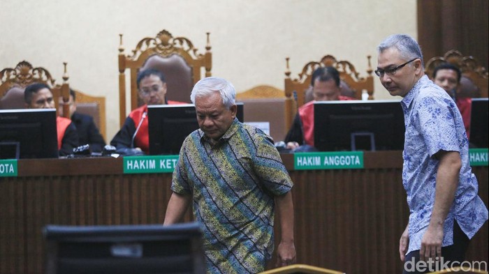 Suparta dan Reza Andriansyah jalani sidang perdana dugaan korupsi pengelolaan tata niaga komoditas timah. Sidang berlangsung di Pengadilan Tipikor, Jakarta, Rabu (21/8/2024).