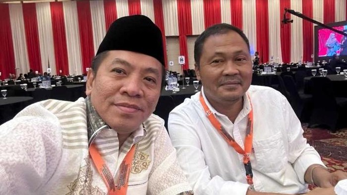 Syaepuloh dan Maslani saat menerima form B1KWK di DPD PKS untuk maju sebagai pasangan calon kepala daerah di DPP PKS
