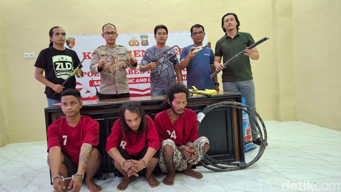 Tampang ketiga pelaku pencurian kabel listrik saat diamankan polisi.