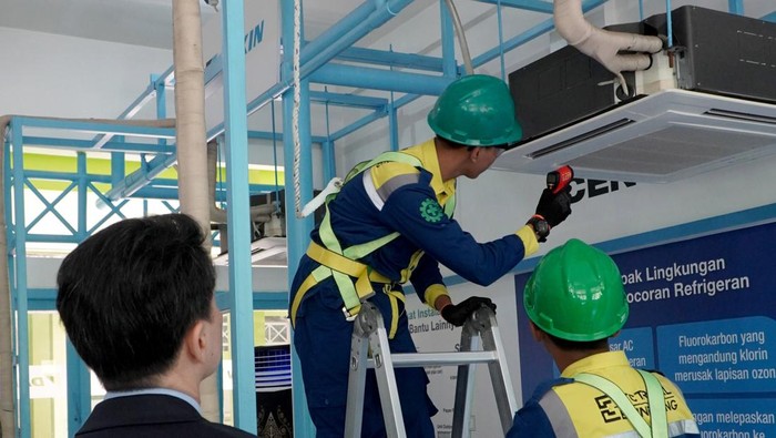 Guna meningkatkan kompetensi pendidikan vokasi khususnya bidang refrigerasi, pengembangan kemampuan di SMK Negeri 2 Kendal terus digenjot.