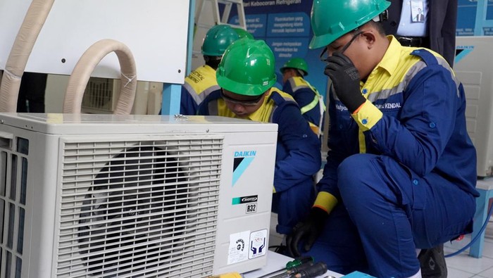 Guna meningkatkan kompetensi pendidikan vokasi khususnya bidang refrigerasi, pengembangan kemampuan di SMK Negeri 2 Kendal terus digenjot.