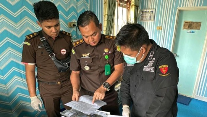 Tim Penyidik Kejari OKI menggeledah kantor Dinas Pemuda dan Olahraga OKI.