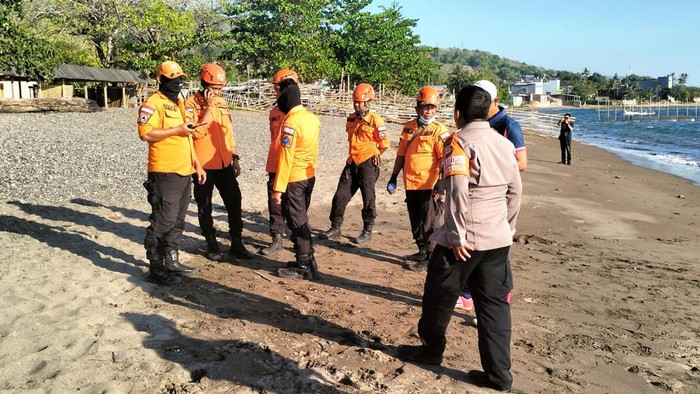 Tim SAR gabungan dari Parepare menyisir perairan di Parepare usai adanya informasi nelayan menemukan buaya.