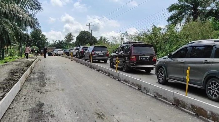 Titik penyebab kemacetan karena proyek jalan dicor di Kecamatan Air Batu, Kabupaten Asahan. (Foto: Istimewa)