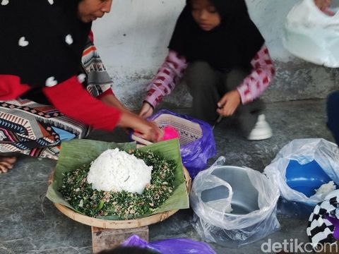 Suasana tradisi Gumbregan yang terjadi tiap Rabu Wage Wuku Gumbreg di Tanjung, Playen, Gunungkidul, Selasa (20/8/2024).