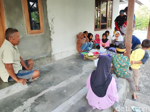 Suasana tradisi Gumbregan yang terjadi tiap Rabu Wage Wuku Gumbreg di Tanjung, Playen, Gunungkidul, Selasa (20/8/2024).