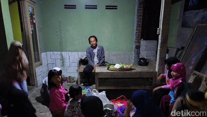 Suasana tradisi Gumbregan yang terjadi tiap Rabu Wage Wuku Gumbreg di Tanjung, Playen, Gunungkidul, Selasa (20/8/2024).