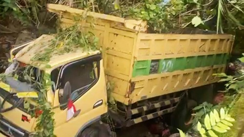 Truk terperosok menimpa pipa distribusi milik UPTD Telaga Waja di Desa Sinduwati, Kecamatan Sidemen, Karangasem, Rabu (21/8/2024). (Tangkapan layar video Perumda Tirta Tohlangkir)