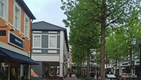 Betapa rapi dan bersihnya jalanan depan outlet.