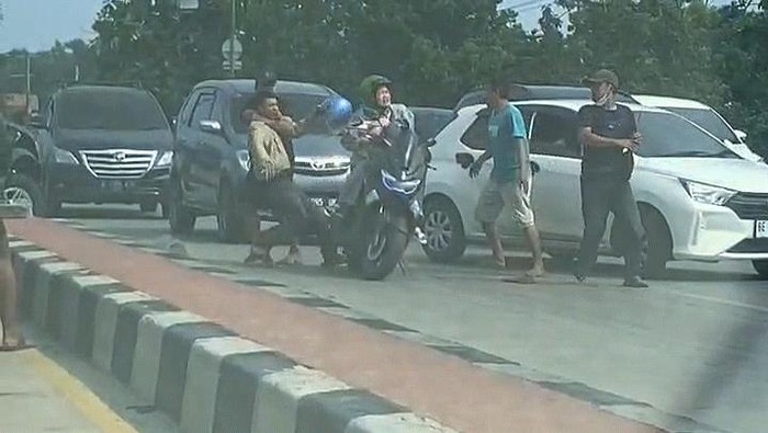 Video pengendara dianiaya oleh dua orang pak ogah.