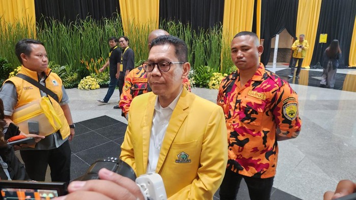 Waketum Golkar Adies Kadir