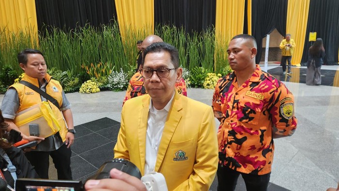 Waketum Golkar Adies Kadir