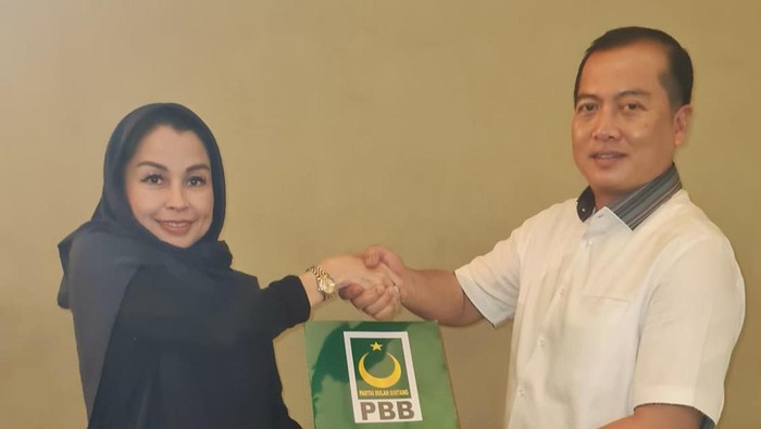 Wakil Bendahara Umum PBB sekaligus Tim Desk Pilkada, Silvia Rahmi, menyerahkan Surat B.1-KWK Parpol kepada bakal calon gubernur (cagub) NTB Lalu Muhamad Iqbal. (Dok. Tim Pemenangan Iqbal-Dinda)