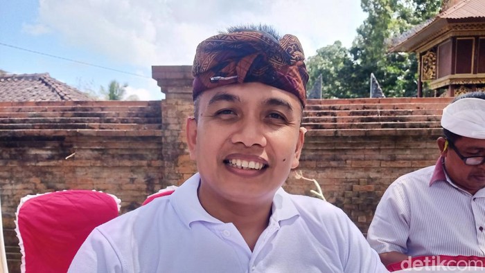 Wakil Bupati Jembrana, I Gede Ngurah Patriana Krisna (Ipat), seusai melaksanakan upacara pembersihan (mecaru) di rumah kediaman barunya di Kecamatan Jembrana, Rabu (21/8/2024). (I Putu Adi Budiastrawan/detikBali)