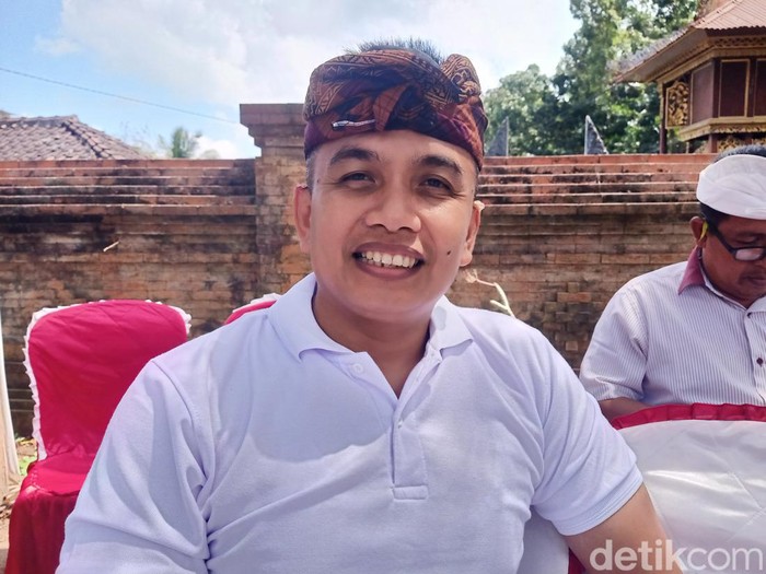 Wakil Bupati Jembrana, I Gede Ngurah Patriana Krisna (Ipat), seusai melaksanakan upacara pembersihan (mecaru) di rumah kediaman barunya di Kecamatan Jembrana, Rabu (21/8/2024). (I Putu Adi Budiastrawan/detikBali)