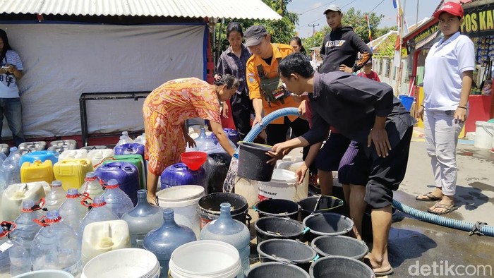 Warga Desa Pakembangan, Kuningan, antre air bersih.