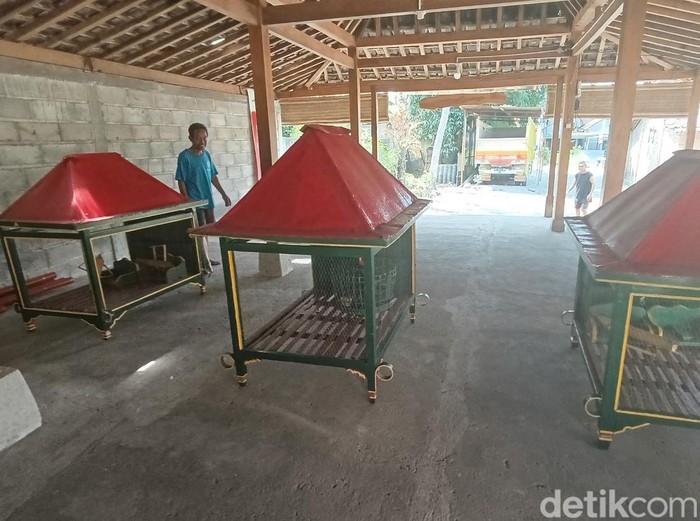 Warga mempersiapkan perlengkapan prosesi Saparan Bekakak Ambarketawang di Dusun Gamping Kidul, Ambarketawang, Gamping, Kabupaten Sleman, DIY, Rabu (21/8/2024).