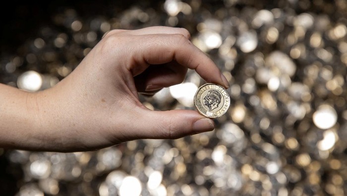 A new pressing of the one pound coin is displayed at the Royal Mint in Llantrisant, Wales, Britain November 1, 2023.     Chris Fairweather/Huw Evans Agency/Handout via REUTERS    THIS IMAGE HAS BEEN SUPPLIED BY A THIRD PARTY. NO RESALES. NO ARCHIVES. MANDATORY CREDIT.