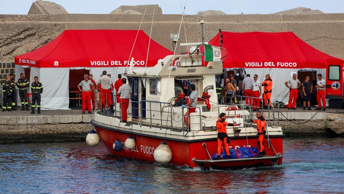Rescue personnel transport a body bag after a luxury yacht, which was carrying British entrepreneur Mike Lynch, sank off the coast of Porticello, near the Sicilian city of Palermo, Italy, August 21, 2024. REUTERS/Louiza Vradi