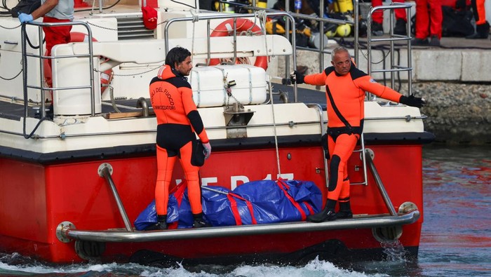 Rescue personnel transport a body bag after a luxury yacht, which was carrying British entrepreneur Mike Lynch, sank off the coast of Porticello, near the Sicilian city of Palermo, Italy, August 21, 2024. REUTERS/Louiza Vradi