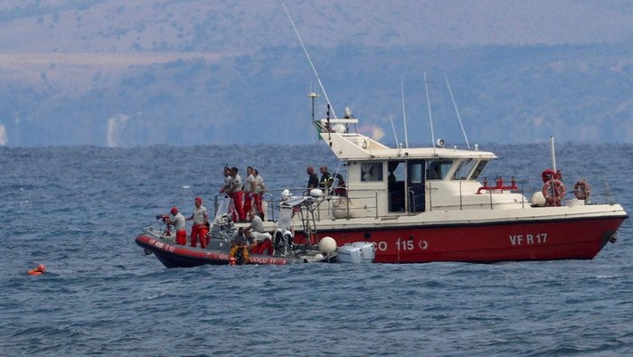 Rescue personnel transport a body bag after a luxury yacht, which was carrying British entrepreneur Mike Lynch, sank off the coast of Porticello, near the Sicilian city of Palermo, Italy, August 21, 2024. REUTERS/Louiza Vradi