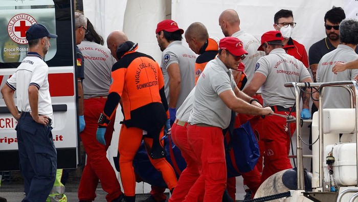 Rescue personnel move body bag containing the corpse of British entrepreneur Mike Lynch, who died when a yacht owned by his family sank off the coast of Porticello, near the Sicilian city of Palermo, Italy, August 22, 2024. REUTERS/Guglielmo Mangiapane