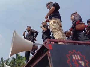 Aksi Komika Abdur Arsyad-Bintang Emon Pimpin Orasi Demo Depan DPR RI