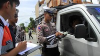 Polisi dan petugas Dinas Perhubungan Kota Jayapura memeriksa surat kendaran angkutan barang saat operasi pengawasan dan penindakan kendaraan over load over dimension (ODOL) di Jalam Raya Waena Sentani, Kota Jayapura, Papua, Kamis (22/08/2024).