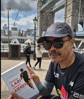 Pegiat lari Agus Hermawan dan buku karyanya di London