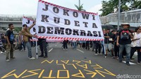 Demo para komika, Reza Rahadian, buruh hingga mahasiswa tak kunjung bubar hingga sore hari. Ari Saputra/detikcom