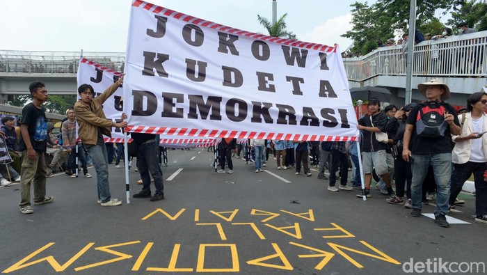 Aksi Buruh Tolak Revisi UU Pilkada di DPR Serikat buruh melakukan aksi di depan Gedung DPR RI Jakarta. Aksi ini menolak Revisi Undang-Undang Pemilihan Kepala Daerah (Pilkada).
