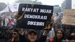 Aksi Buruh Tolak Revisi UU Pilkada di DPR