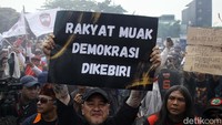 Presiden Partai Buruh sekaligus Presiden Konfederasi Serikat Pekerja Indonesia (KSPI), Said Iqbal mengatakan secara makro, ekonomi Indonesia tidak baik-baik saja. Dia menekankan posisi negara saat ini tidak dalam situasi yang tidak baik. Untuk itu, dia mengimbau agar perwakilan rakyat yang menempati kursi Dewan Perwakilan Rakyat (DPR) jangan sampai menantang rakyat.