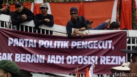 Said Iqbal mewanti-wanti jangan sampai peristiwa 1998 kembali terulang. Menurutnya, apabila hal tersebut terjadi akan memicu krisis konstitusional hingga krisis ekonomi.