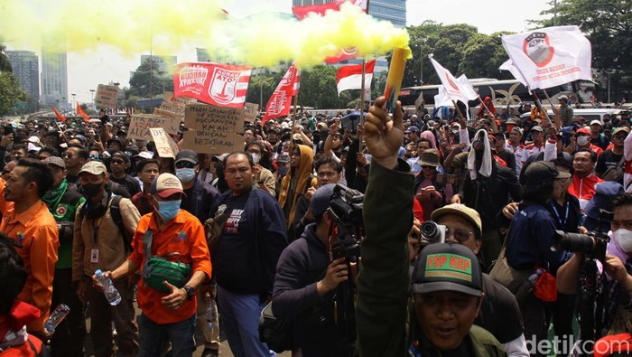 Aksi Buruh Tolak Revisi UU Pilkada di DPR Serikat buruh melakukan aksi di depan Gedung DPR RI Jakarta. Aksi ini menolak Revisi Undang-Undang Pemilihan Kepala Daerah (Pilkada).