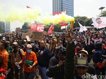 Aksi Buruh Tolak Revisi UU Pilkada di DPR