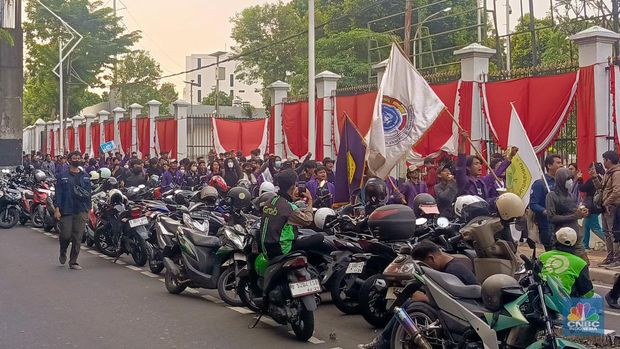 Aksi demo masih terus berdatangan dari Universitas Pakuan (CNBC Indonesia/Rosseno Aji)