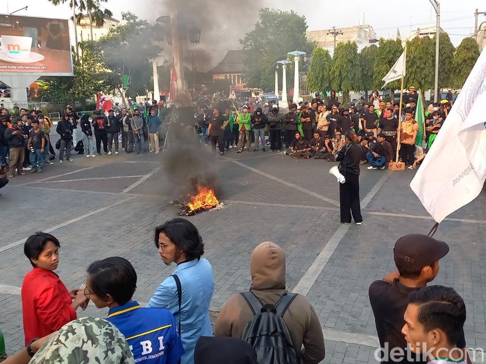 Aksi demo Pulangkan Jokowi di Depan Balai Kota Solo, Kamis (22/8/2024) sore.