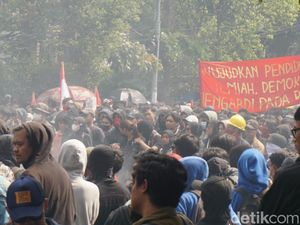 Demo Tolak Revisi UU Pilkada, Botol Beterbangan ke DPRD Jabar