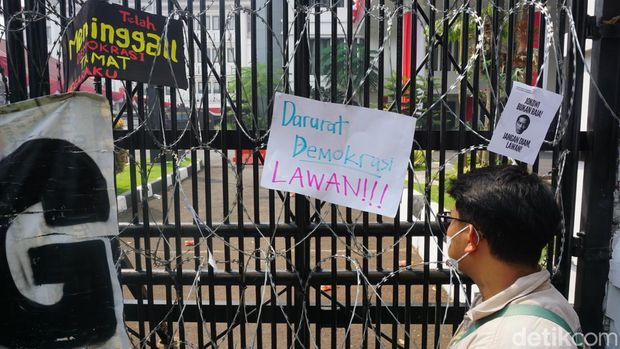 Aksi demo tolak Revisi UU Pilkada di Bandung.
