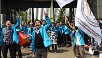 Massa mahasiswa yang menggelar aksi di Gerbang Pancasila juga menolak Revisi UU Pilkada.