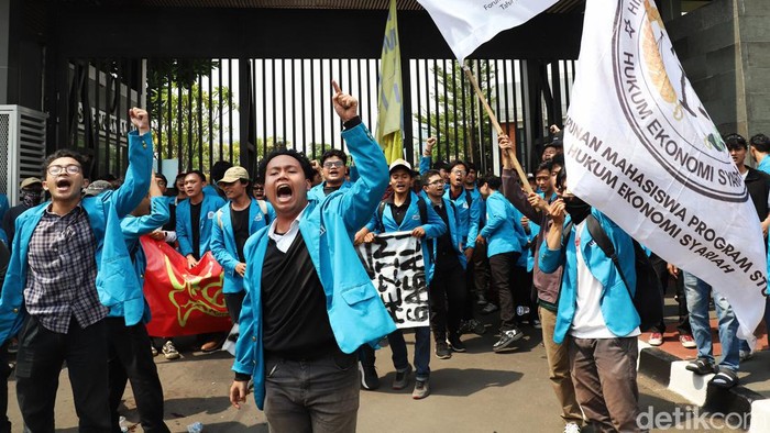 Aksi Mahasiwa Tolak Revisi UU Pilkada di Gerbang Pancasila DPR Ratusan mahasiwa Trisakti dan UIN Jakarta melakukan aksi unjuk rasa di Gerbang Pancasila (Pintu Belakang) DPR RI, Jakarta, Kamis (22/8/2024). Mereka menolak disahkannya revisi UU Pilkada 2024.