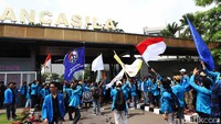 Selain berorasi, mereka juga mengibarkan bendera merah putih dan universitas.