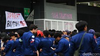Sebagian poster ditempelkan di pagar Gerbang Pancasila.