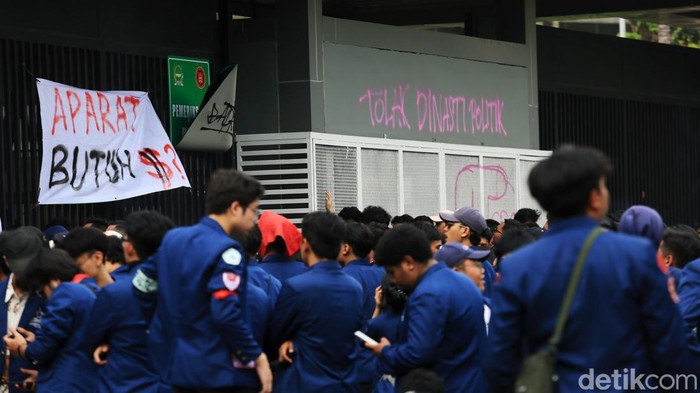 Ratusan mahasiwa Trisakti dan UIN Jakarta melakukan aksi unjuk rasa di Gerbang Pancasila (Pintu Belakang) DPR RI, Jakarta, Kamis (22/8/2024). Mereka menolak disahkannya revisi UU Pilkada 2024.