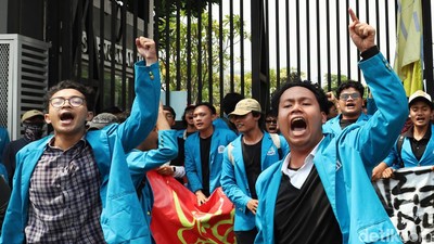 Gerbang Pancasila DPR Juga Digeruduk Massa Tolak Revisi UU Pilkada